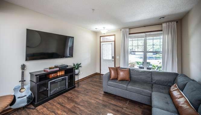 008-002-Living Room-666x383.jpg