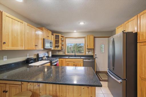 06 Granite countertops, stainless steel appliances, gas stove