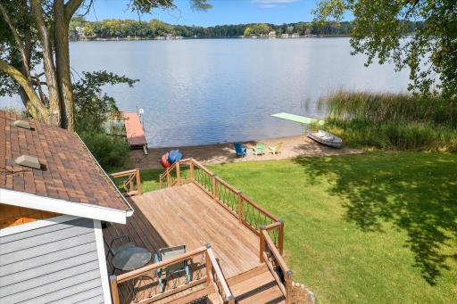 A charming seasonal lakeside cabin provide additional guest or entertaining space.