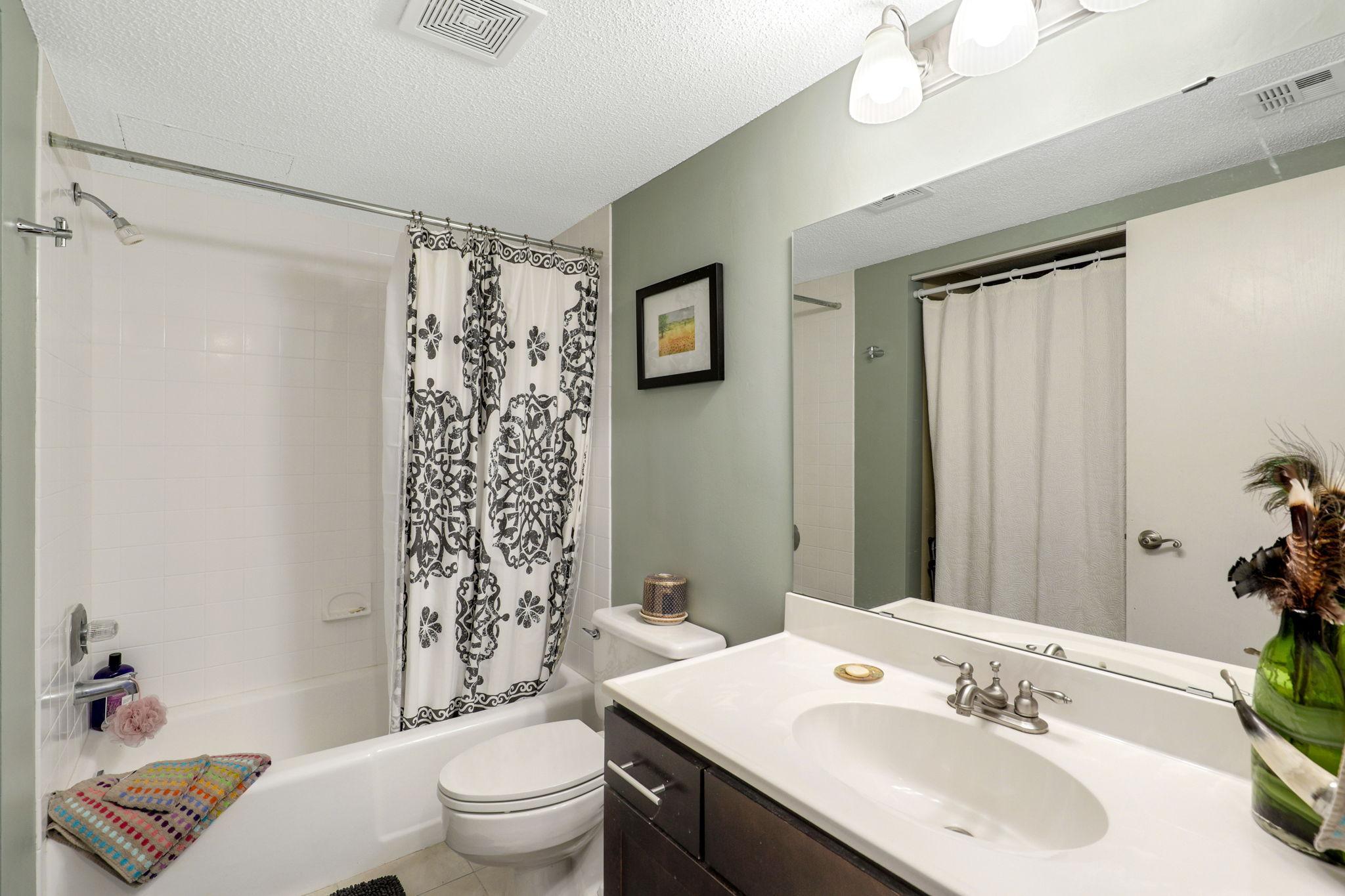 23-web-or-mls-110 1st Ave NE F1601, Minneapolis-23.jpg