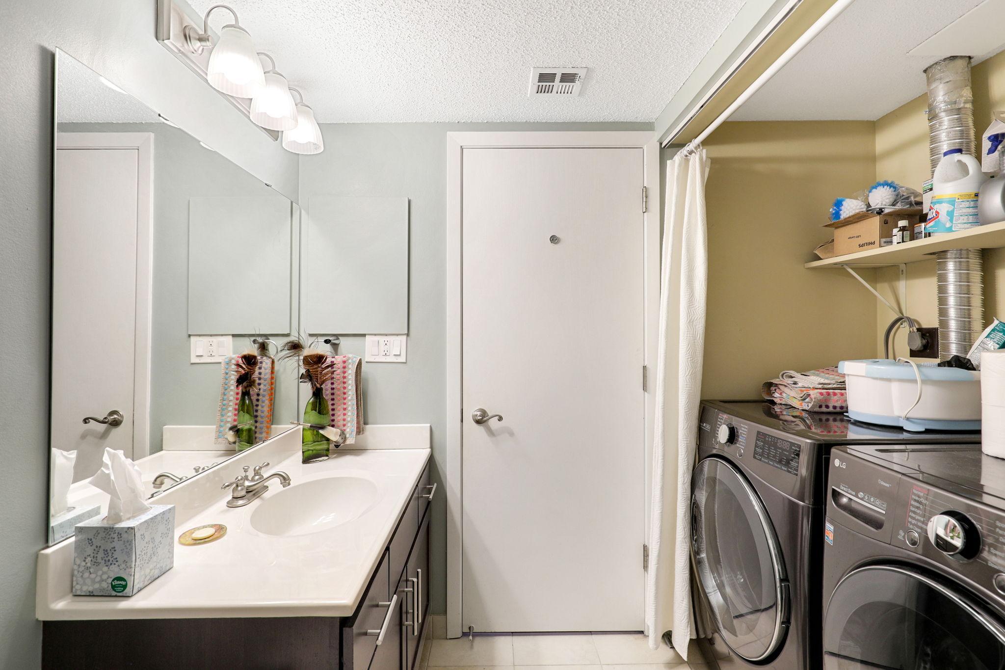 24-web-or-mls-110 1st Ave NE F1601, Minneapolis-24.jpg