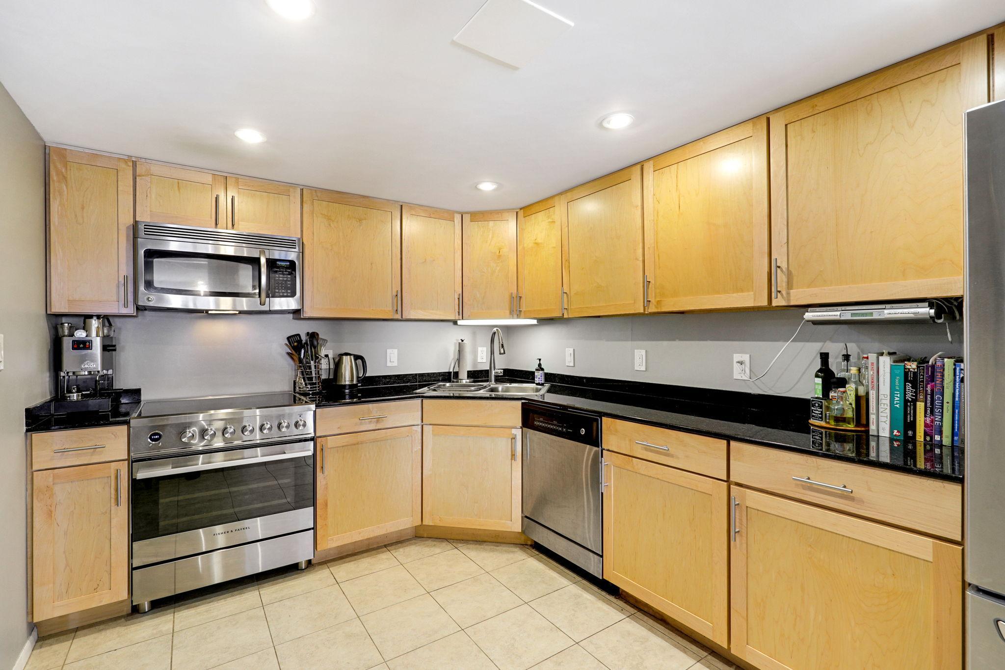 20-web-or-mls-110 1st Ave NE F1601, Minneapolis-20.jpg