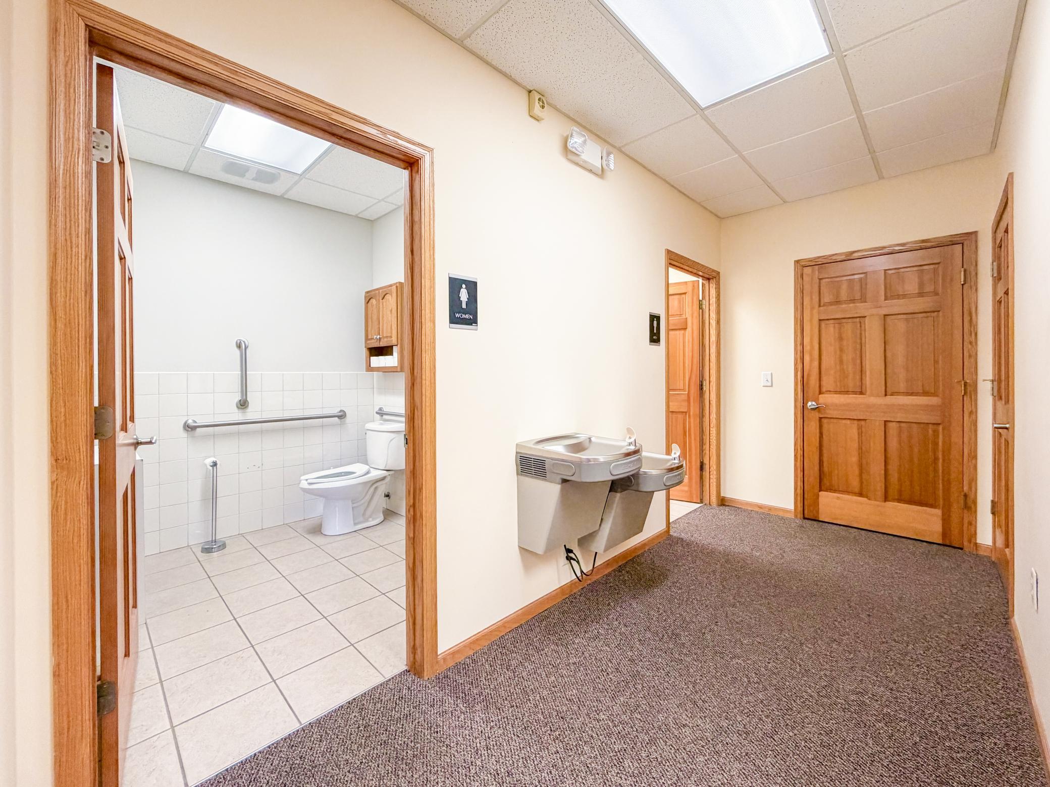 08 - Bathroom.jpg
