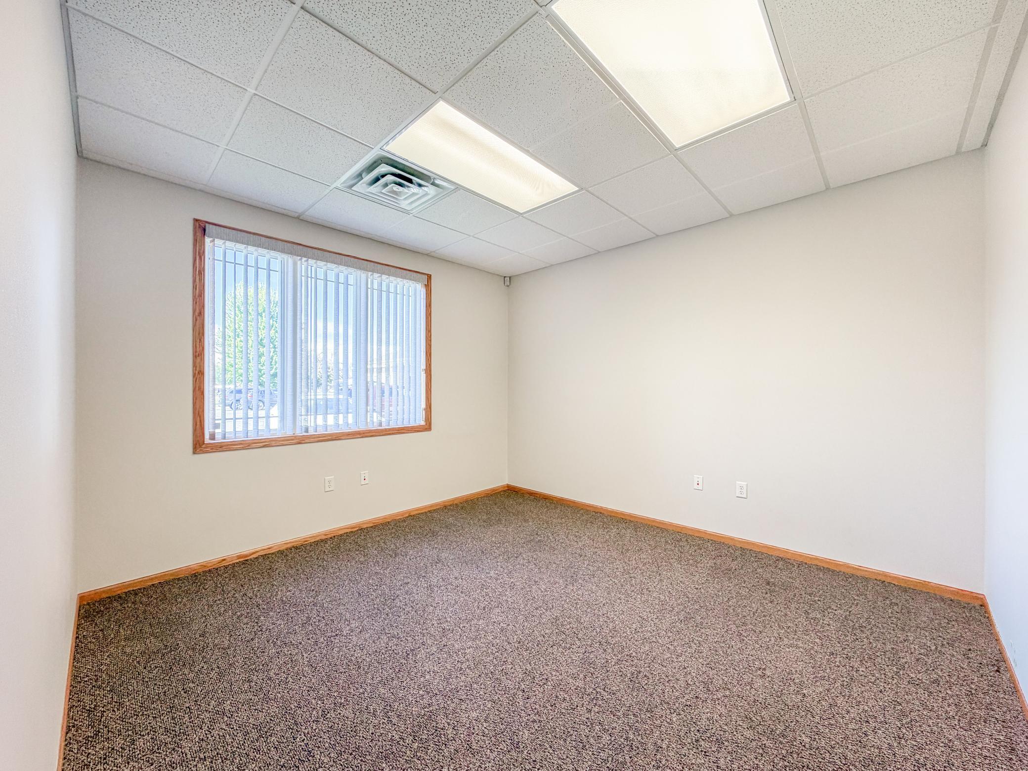 04 - Office 1.jpg