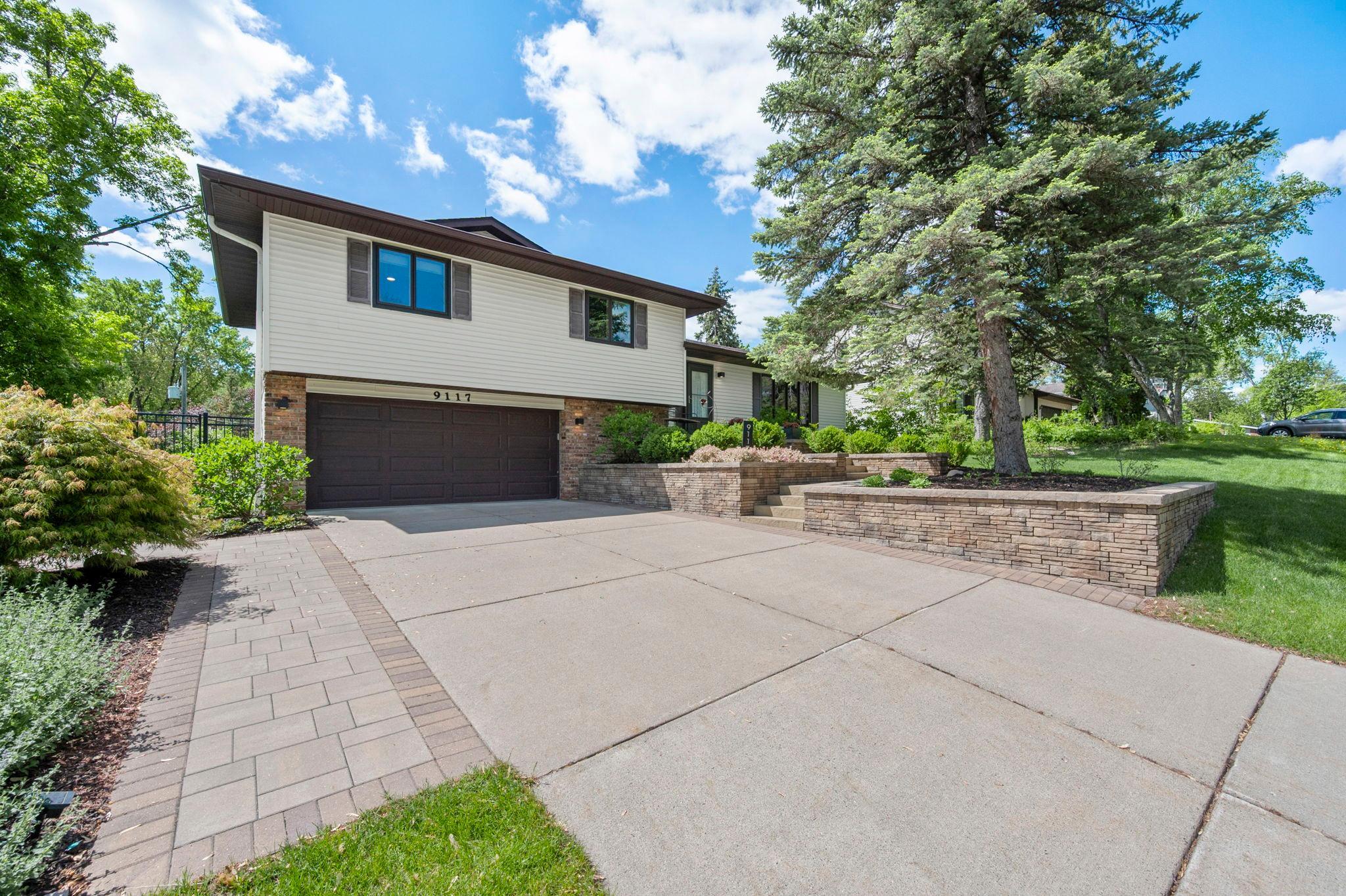 21-web-or-mls-9117 34 12 Ave N-316.jpg