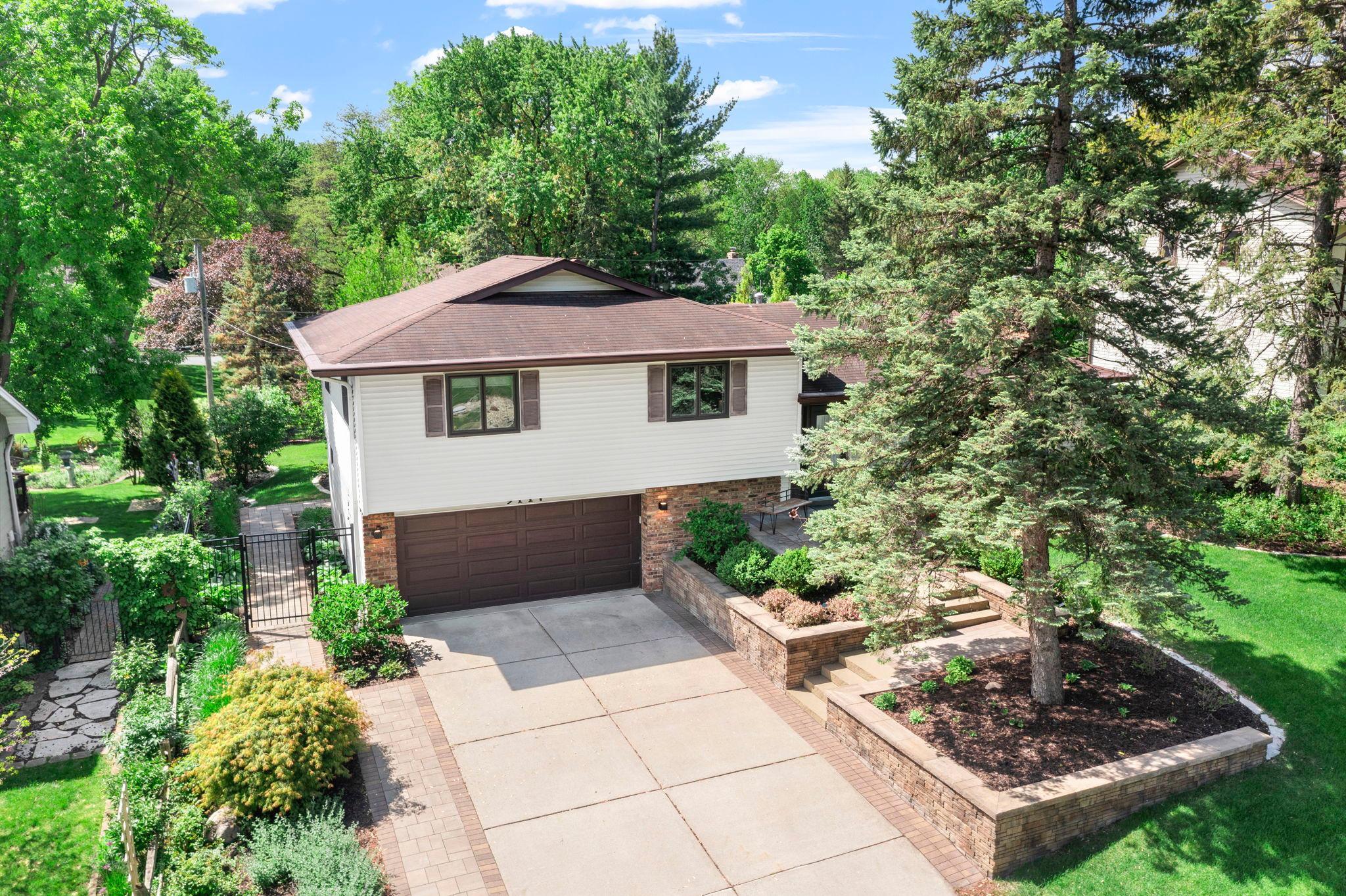 14-web-or-mls-9117 34 12 Ave N-350.jpg