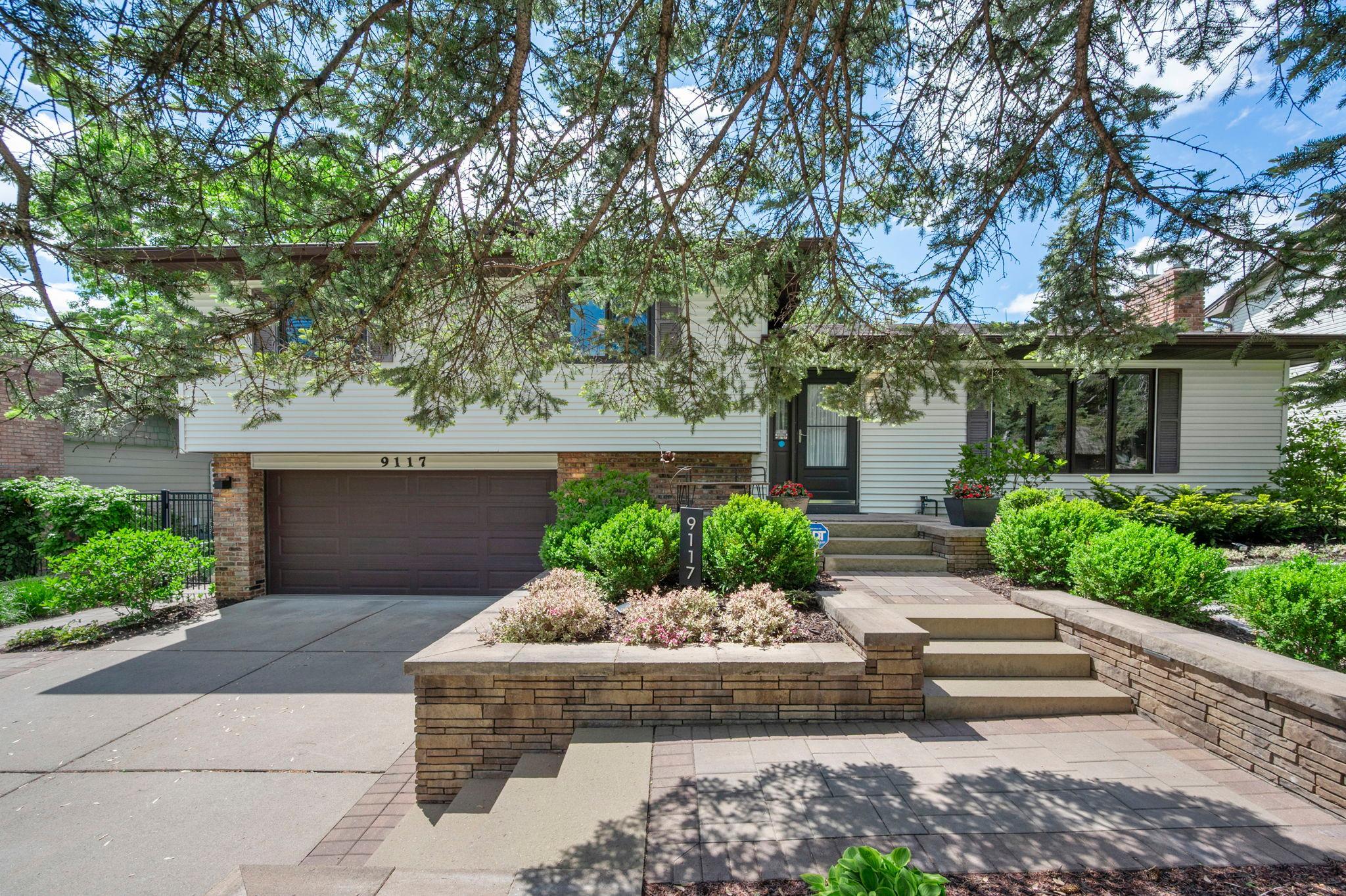 17-web-or-mls-9117 34 12 Ave N-321.jpg