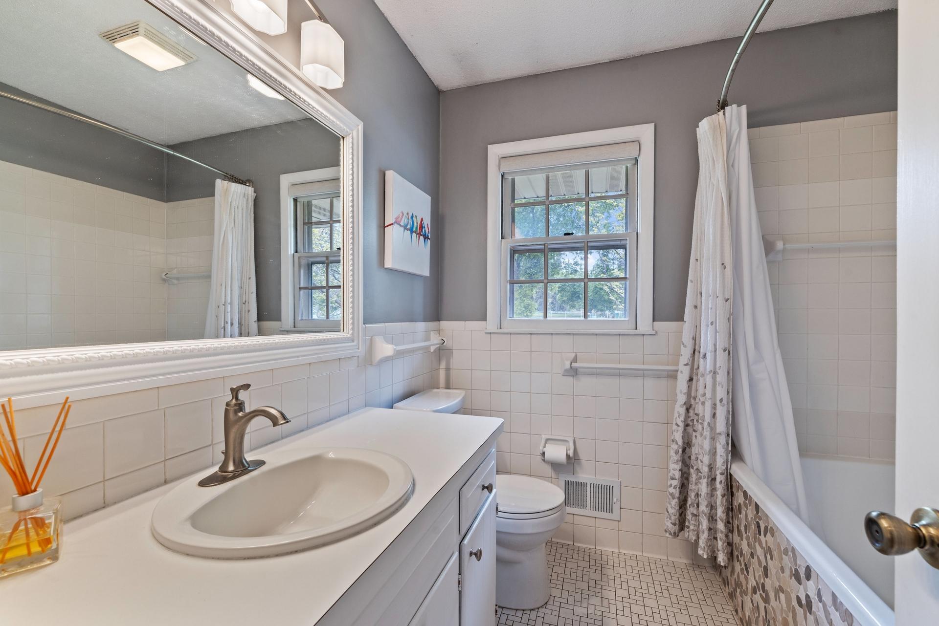 14 Main level full bath.jpg