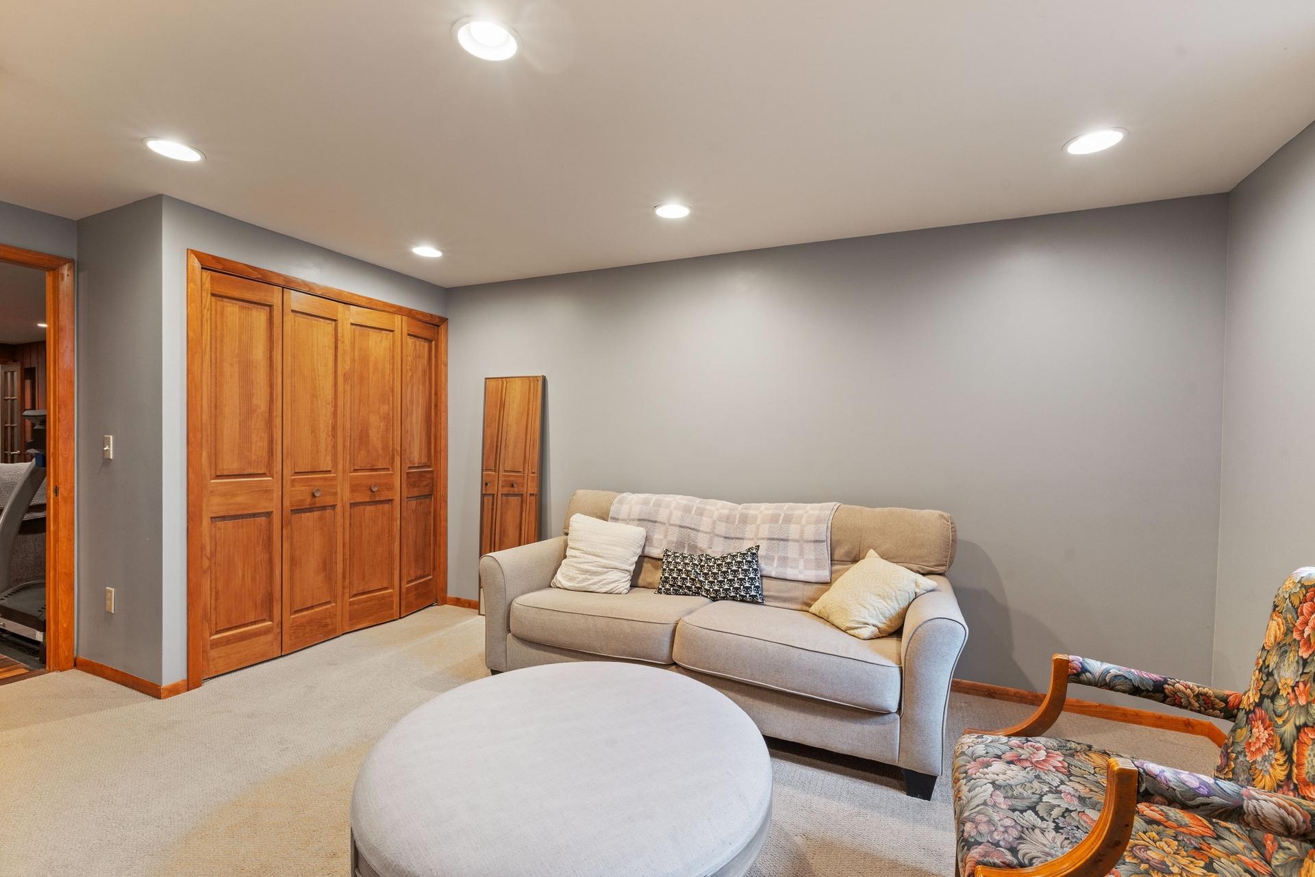 16 Sitting area in lower level bedroom.jpg