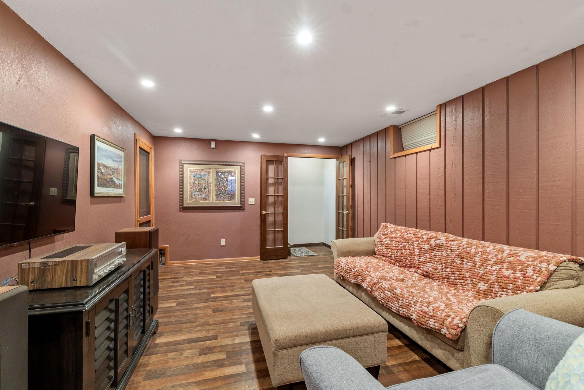 15 Family room.jpg