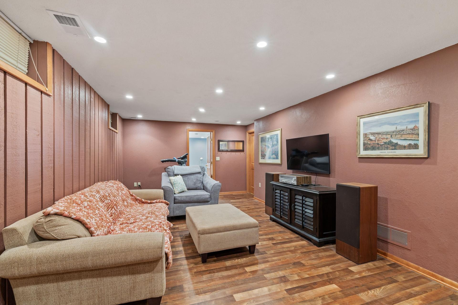 07 Lower level family room.jpg