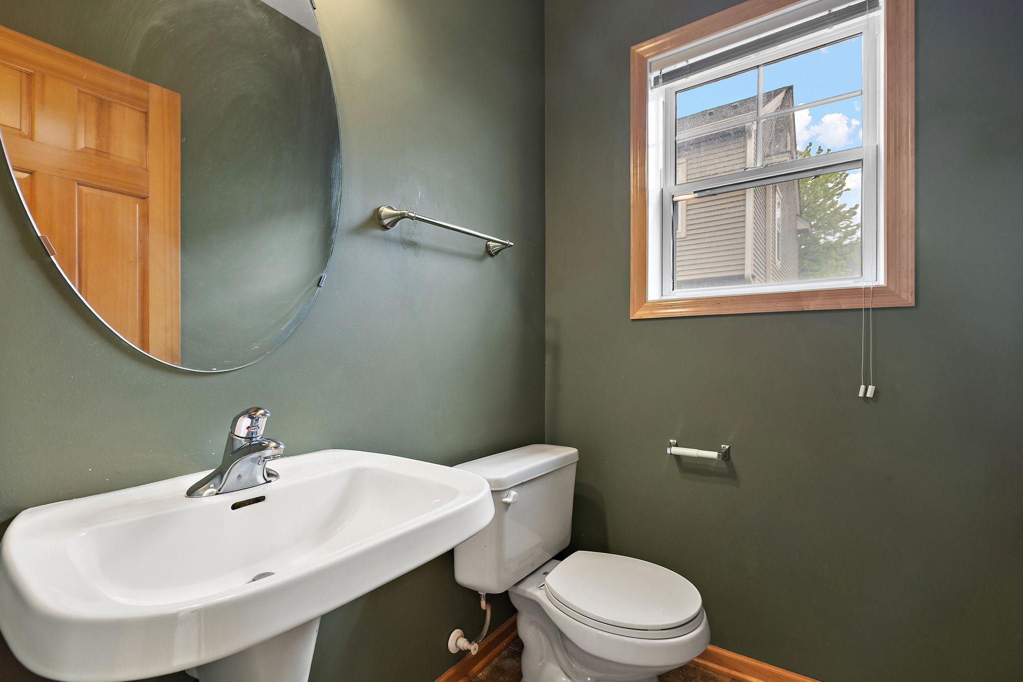 Main floor 1/2 bath