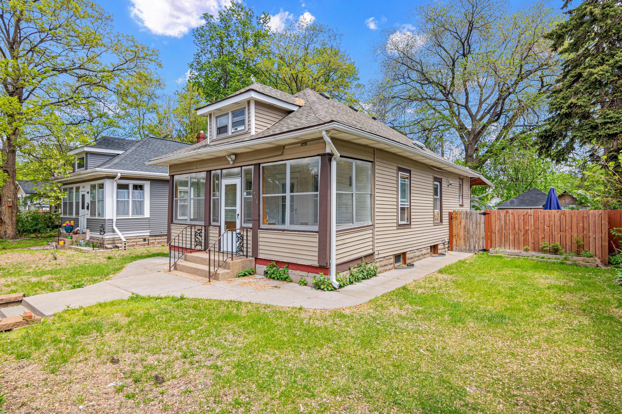 Lovely front and side yard!
