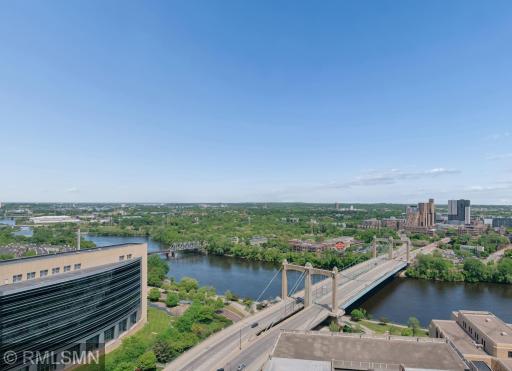B908 Federal Reserve Building Henn Bridge.jpg