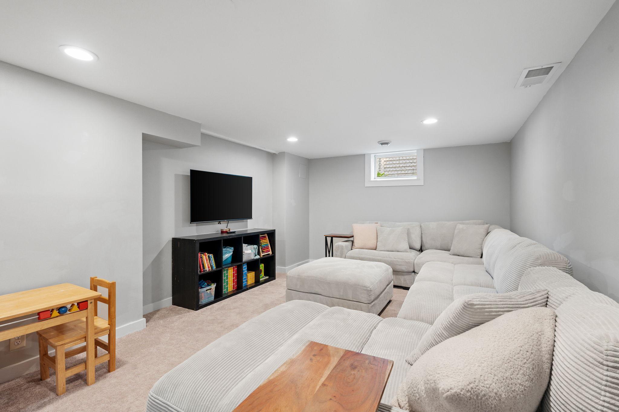 31-web-or-mls-2825 Kentucky Ave S-31.jpg