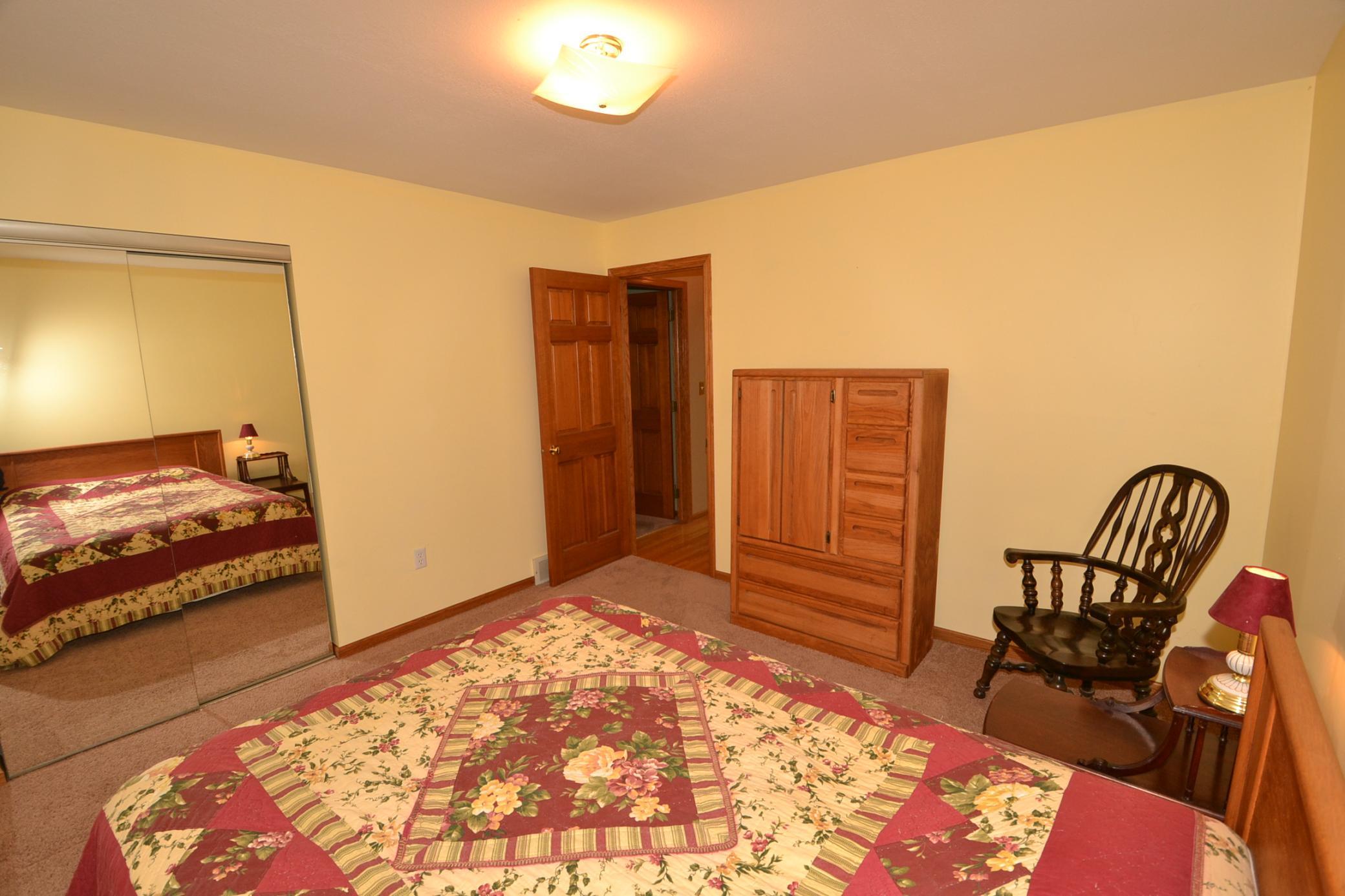 Bedroom 2-2.JPG
