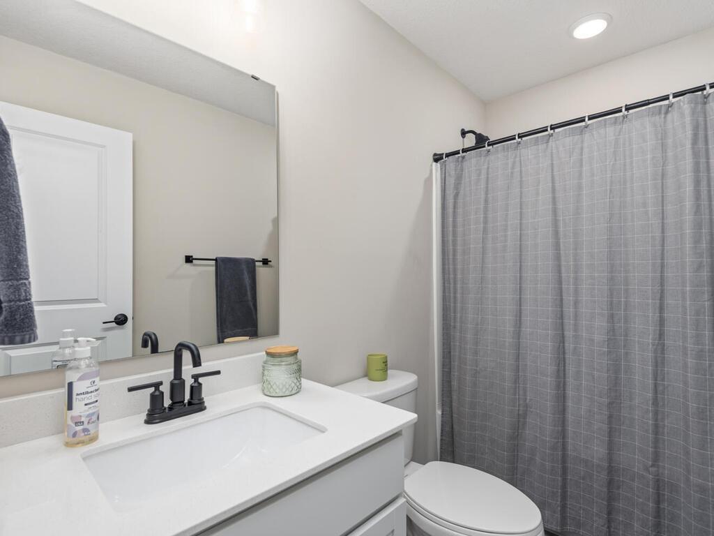 Upper level full bath!