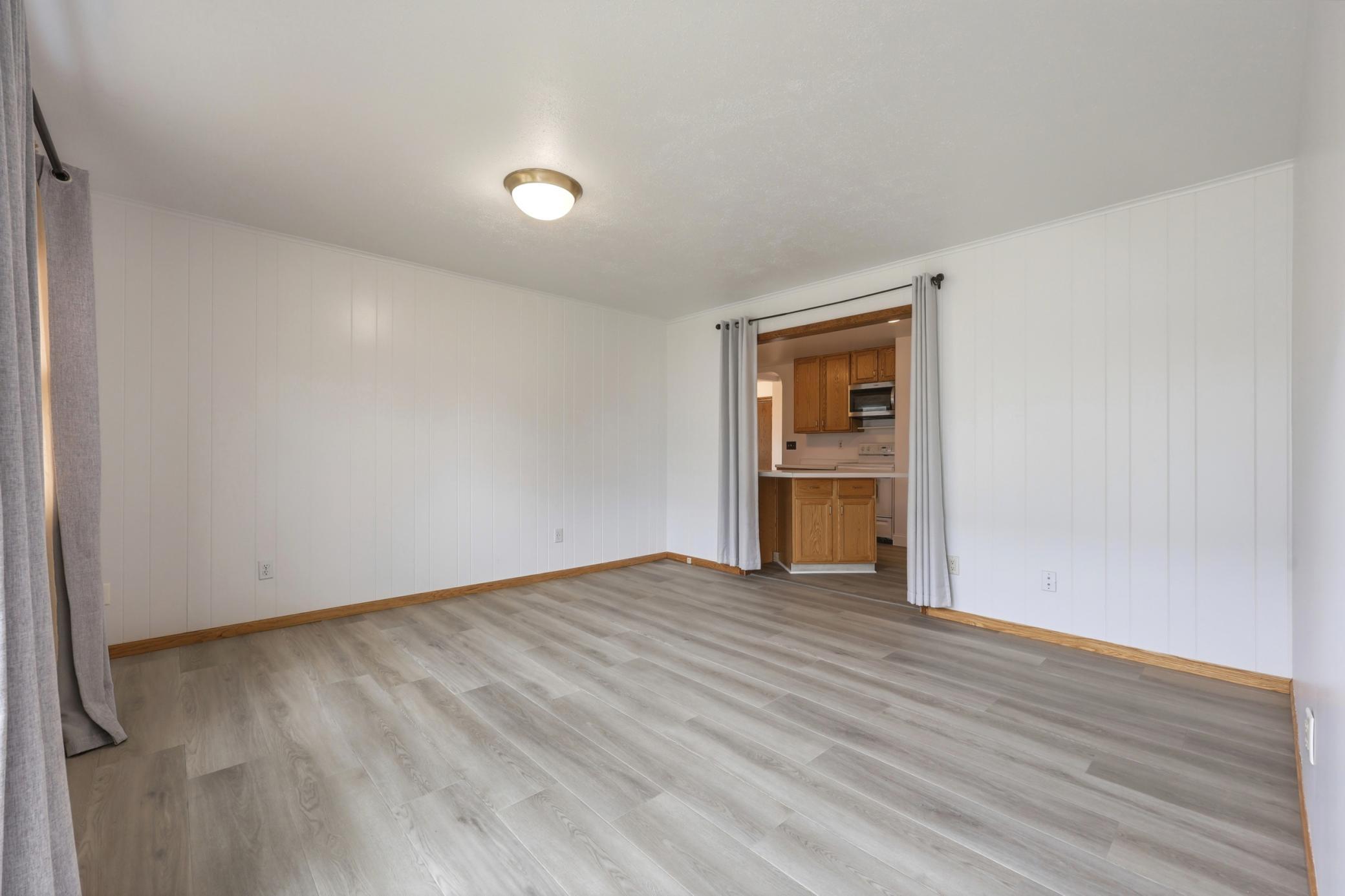 Family Rm to kitchen