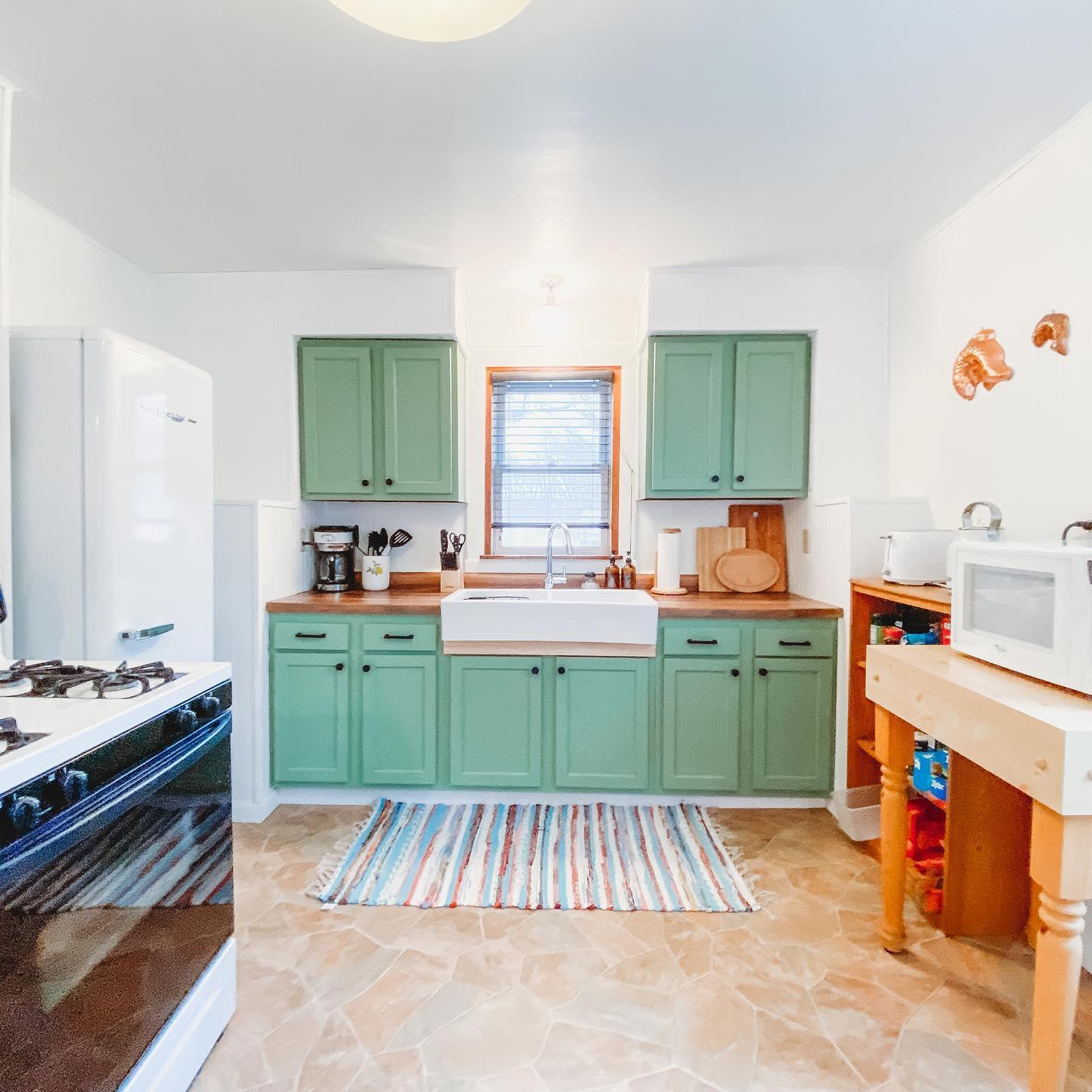 Lake Victoria Cabin - Kitchen.jpg