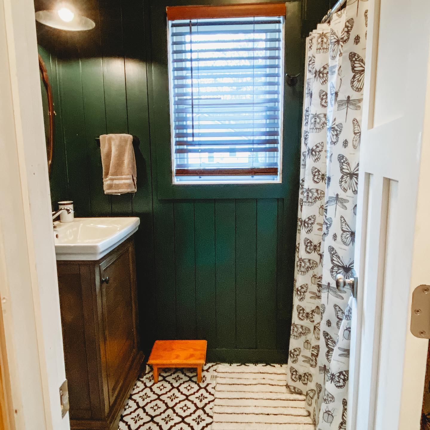 Lake Victoria Cabin - Bathroom.jpg