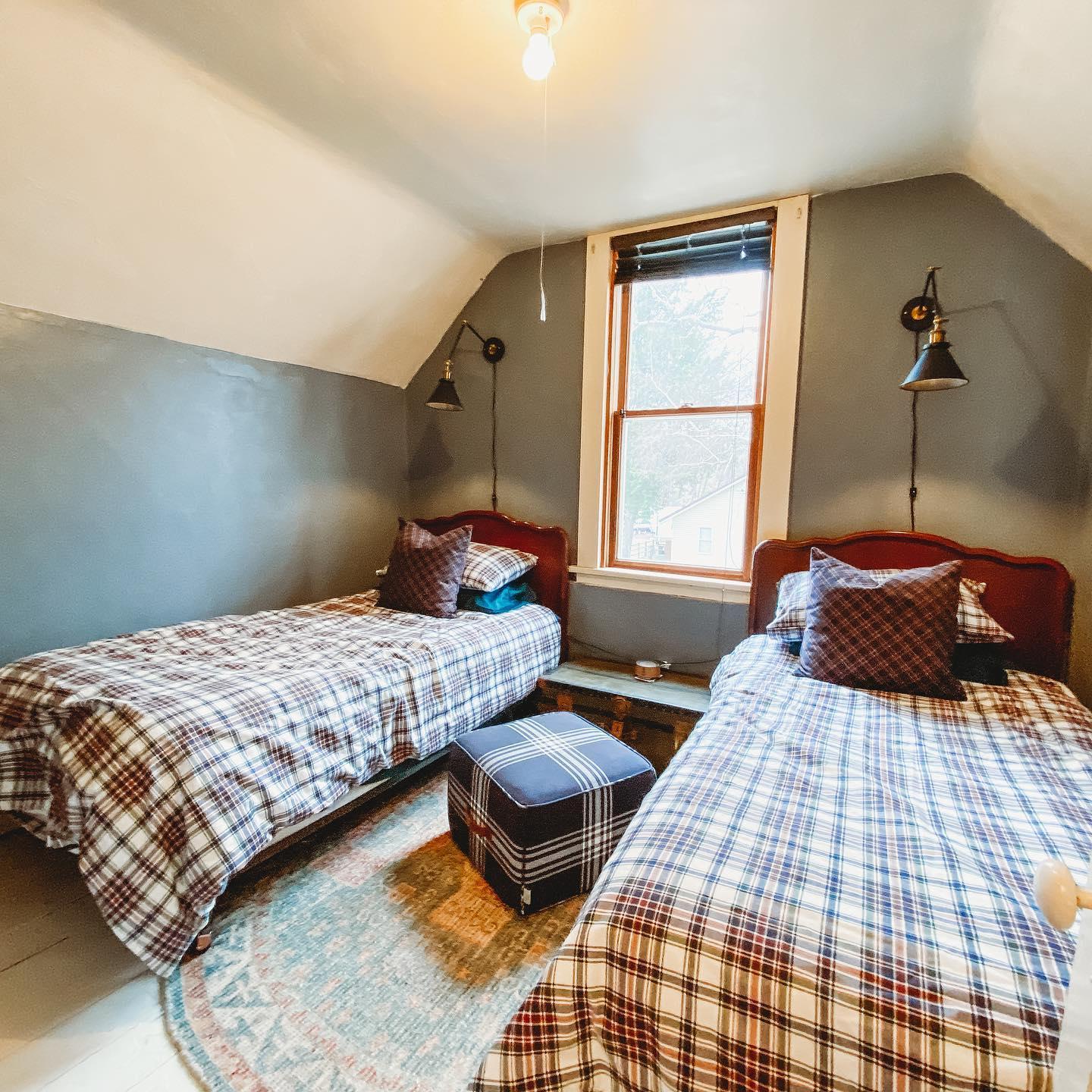 Lake Victoria Cabin - Upstairs bedroom 2.jpg