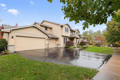 10741 Hawthorn Trail, Woodbury, MN 55129