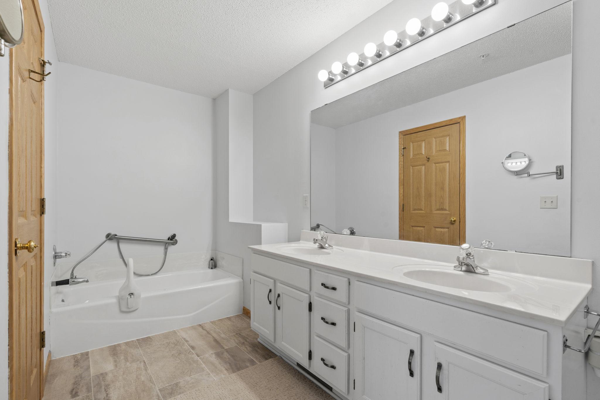 Separate bath plus newer LVP flooring