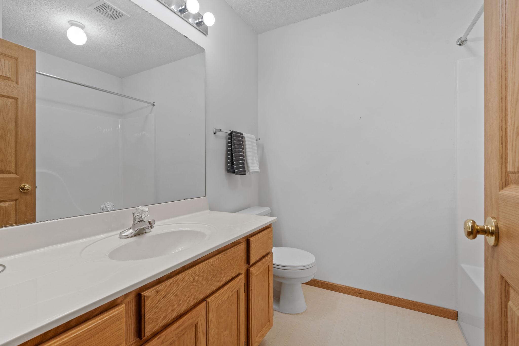 Full bath off guest bedroom