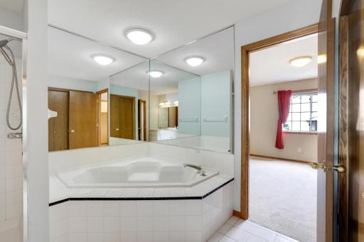 Jetted soaking tub