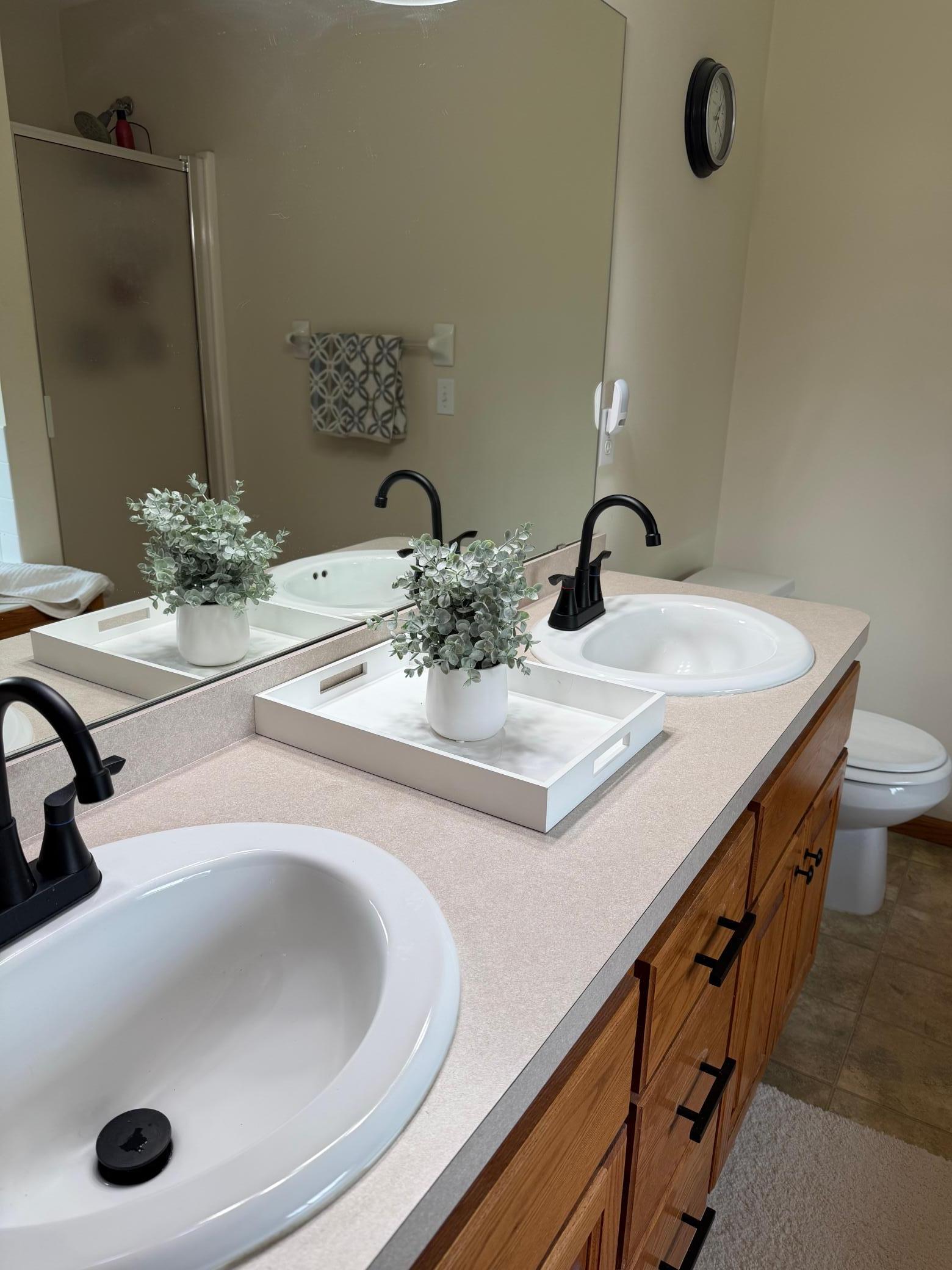 Dual Sinks in Primary Suite!