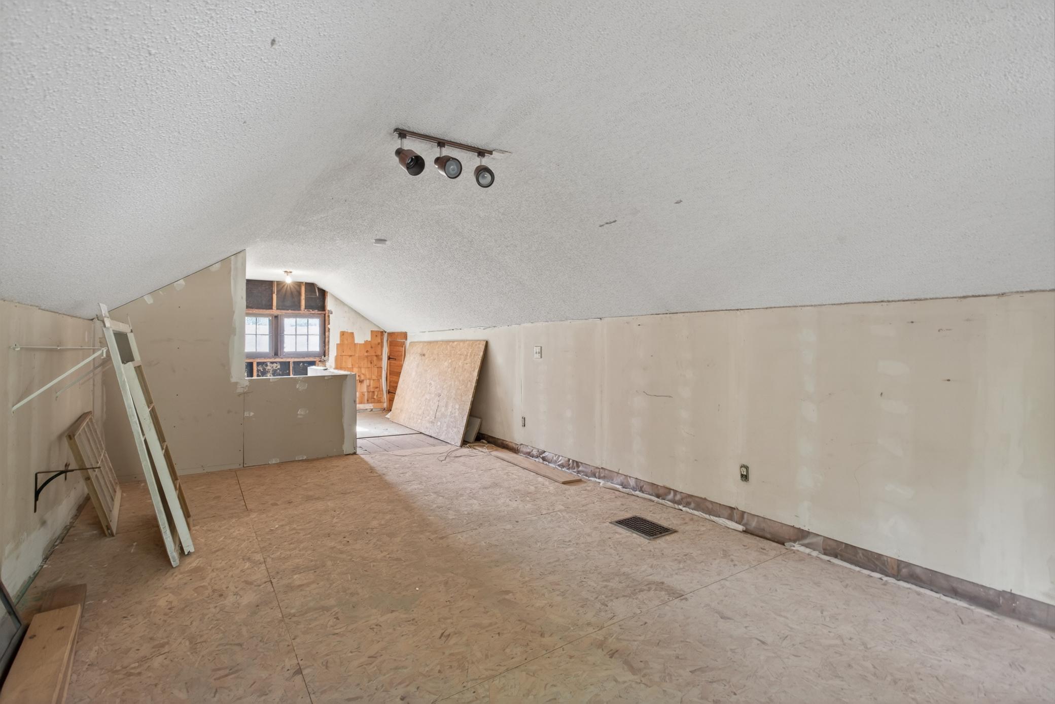upper level possible 3rd bedroom