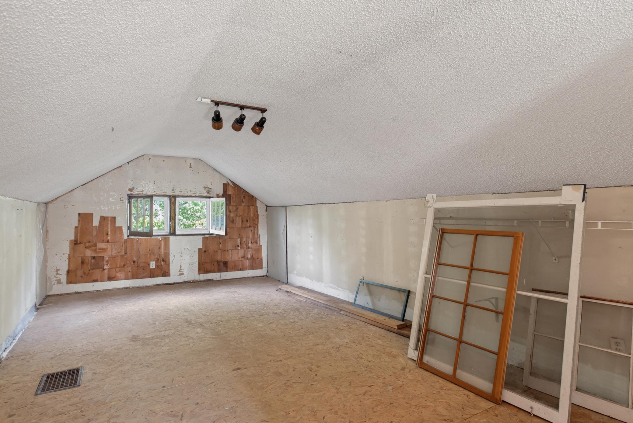 upper level possible 3rd bedreoom