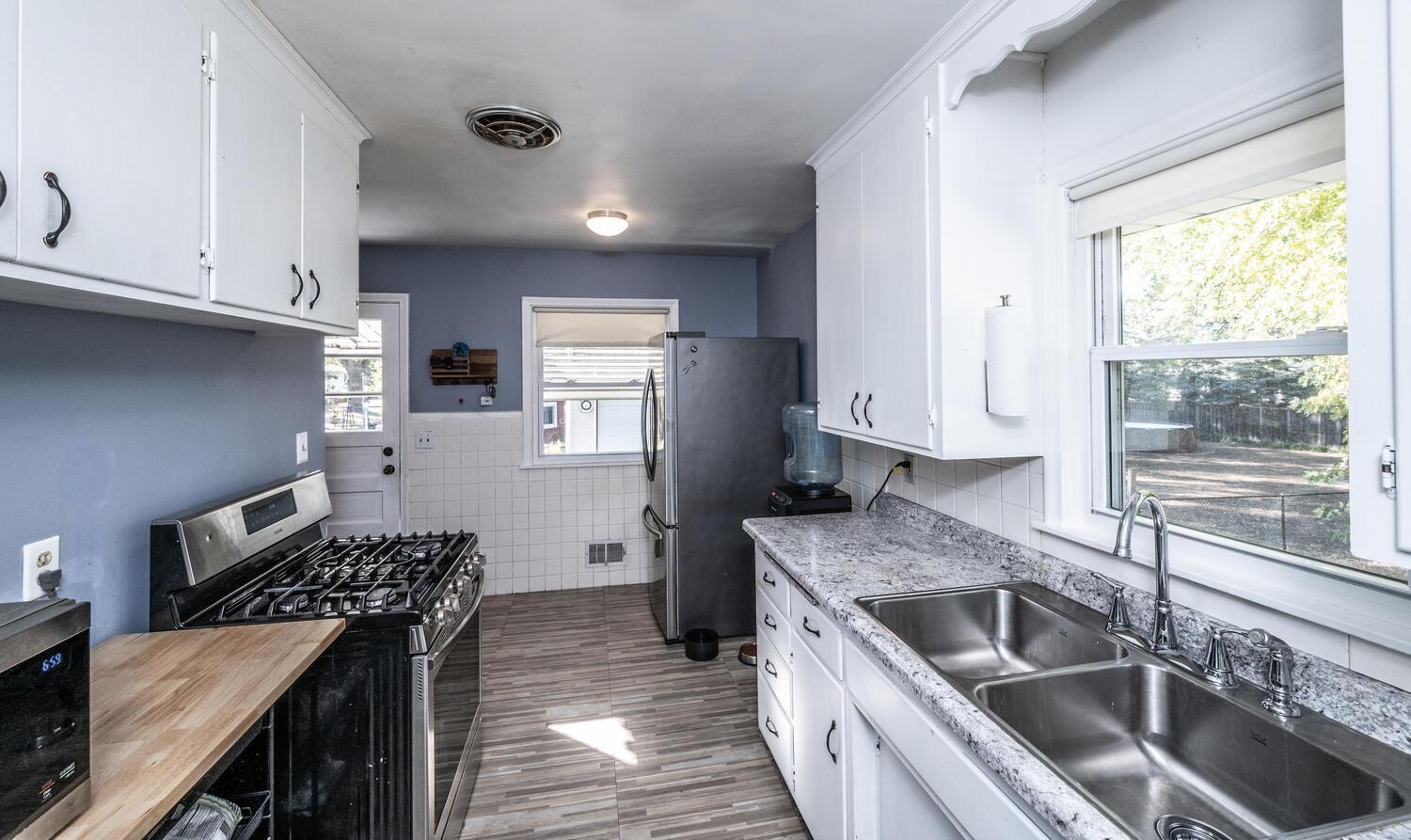 9 - 351 E 97th 12 St Minneapolis-large-013-018-Kitchen-1500x894-72dpi.jpg