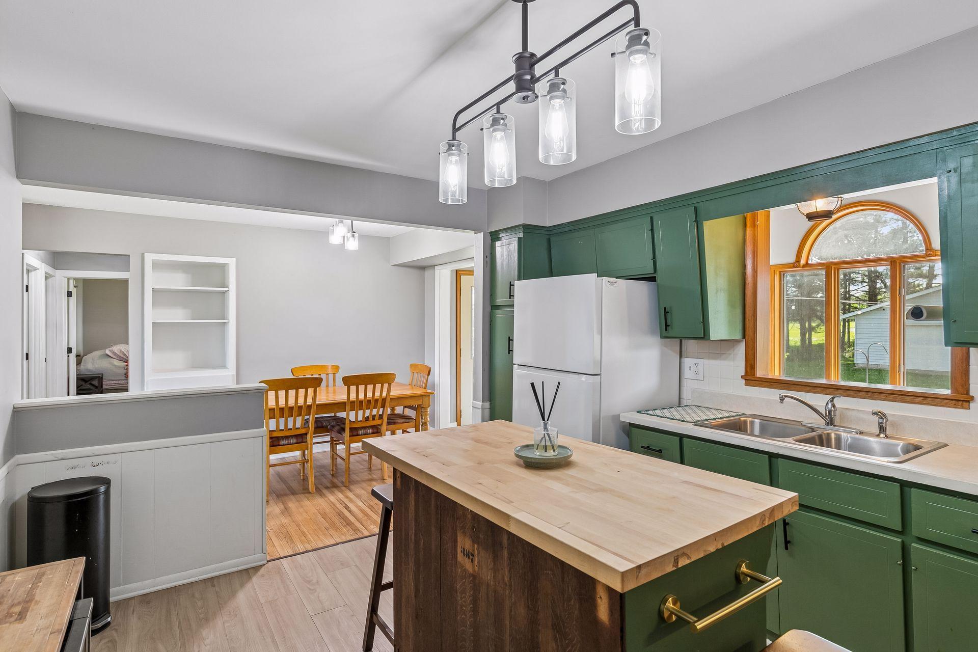 Kitchen flow nicely into the dining area.
