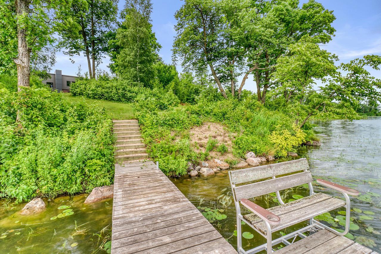 Exterior_Lake1_4-1280.JPG