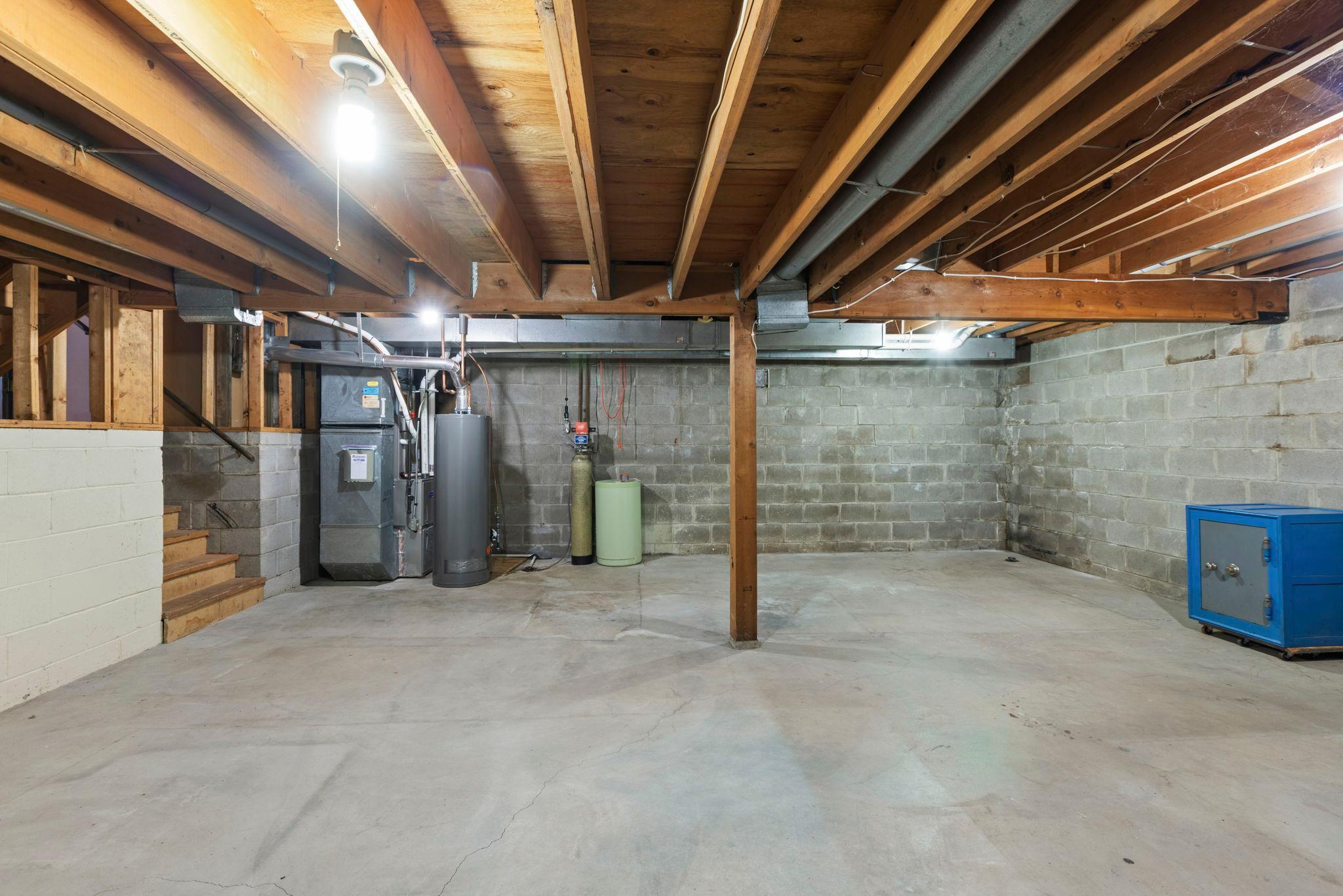 Large basement with workshop 3.jpg