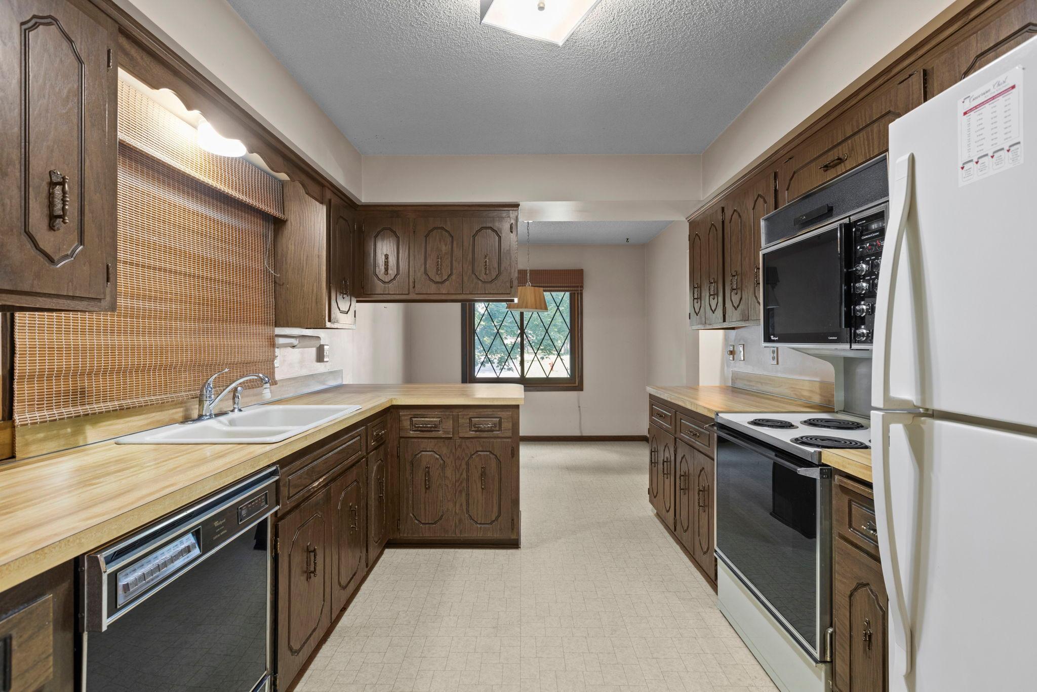Kitchen 2.jpg