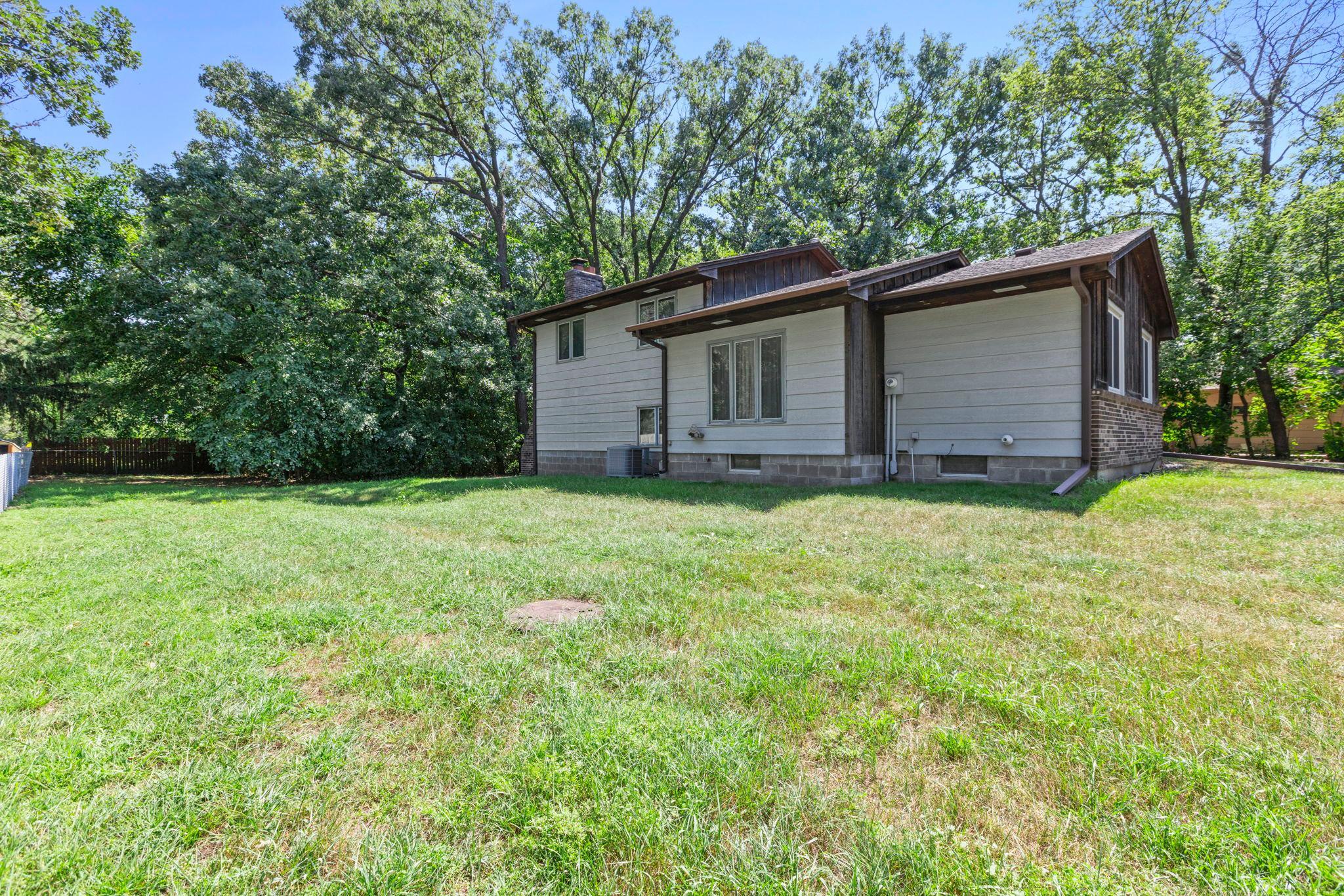 Spacious side yard 1.jpg