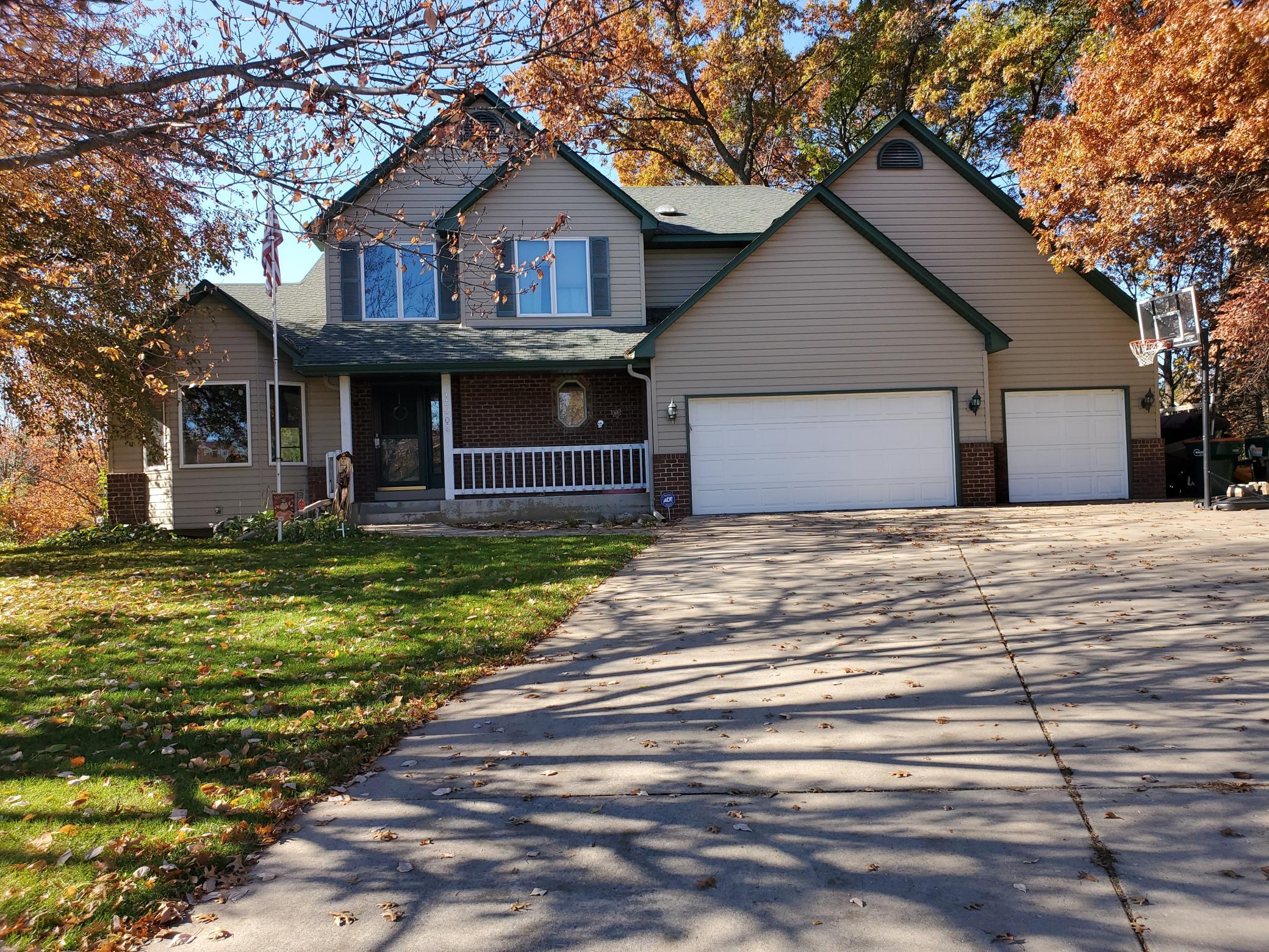 Front of home with NO SNOW :)
