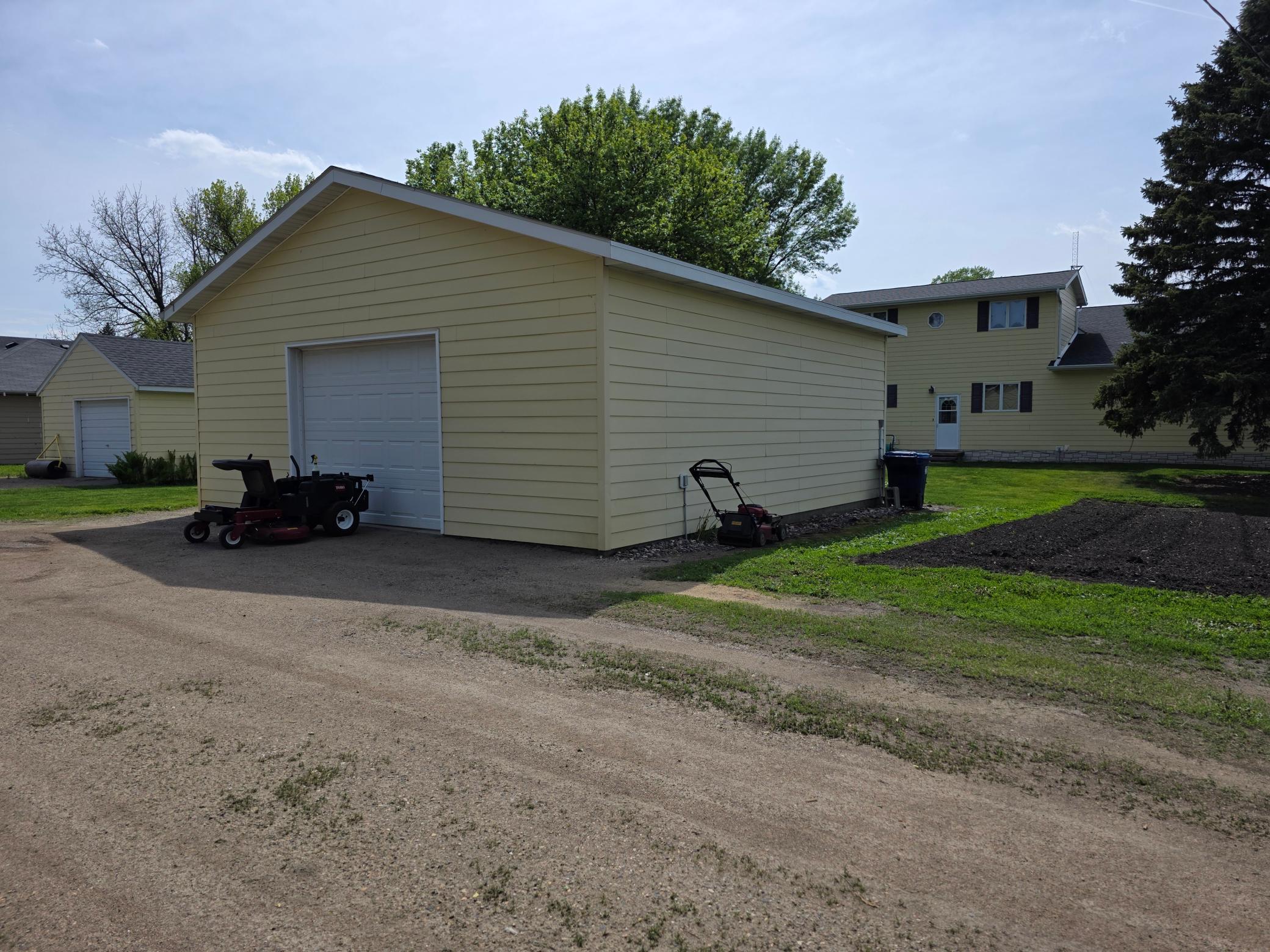 2 Additional storage garages