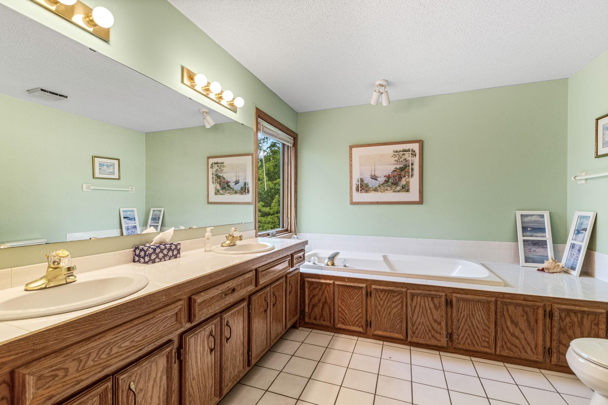 Primary en-suite with double vanity