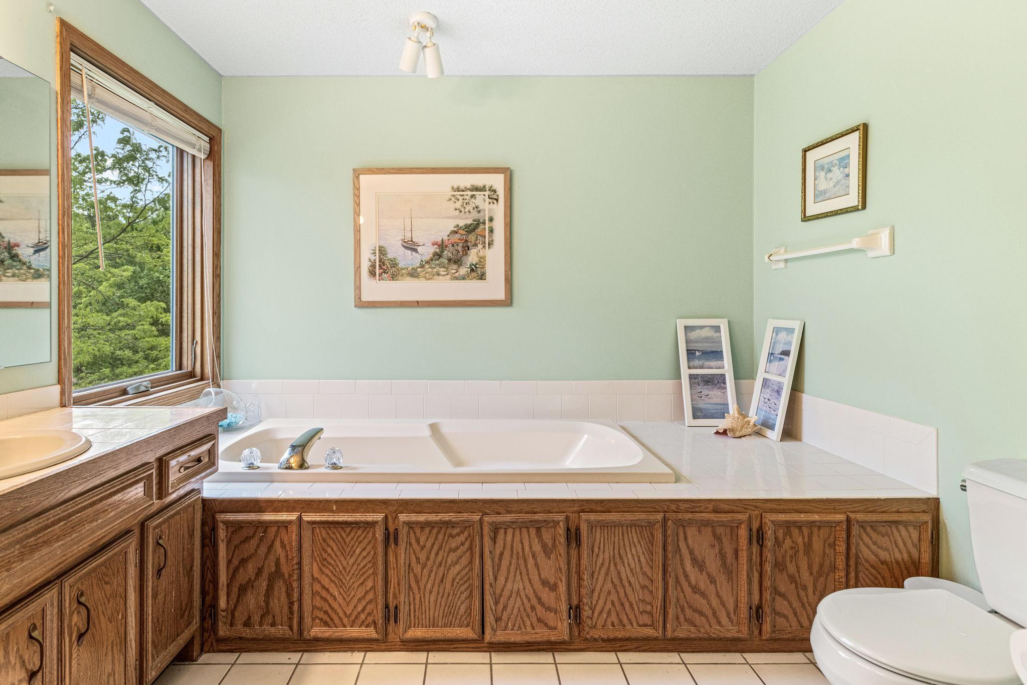 Primary en-suite with separate tub and shower