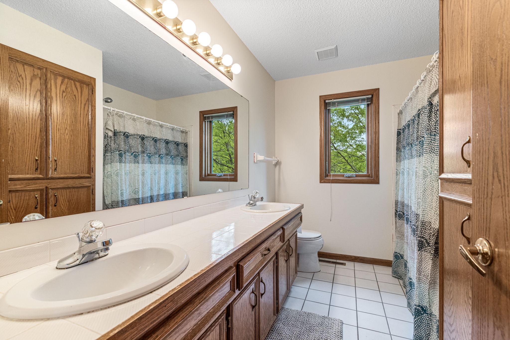 Upper hall bathroom with double vanity and tub/shower