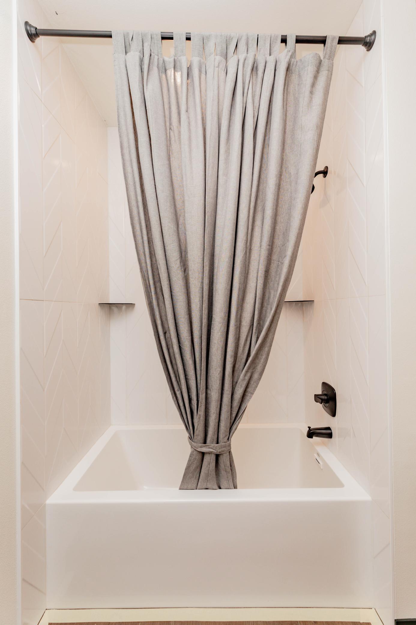 Guest Tub/Shower