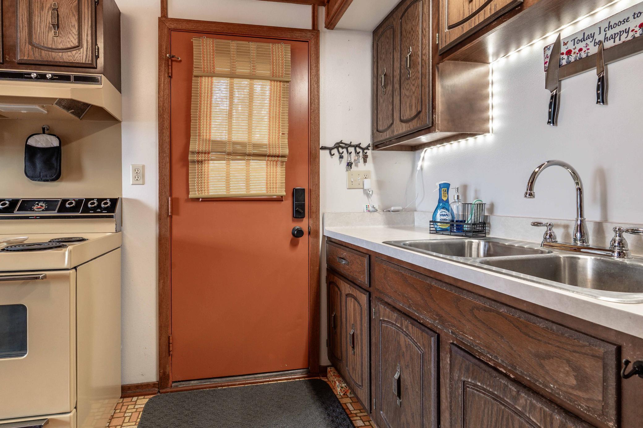 Side door to kitchen