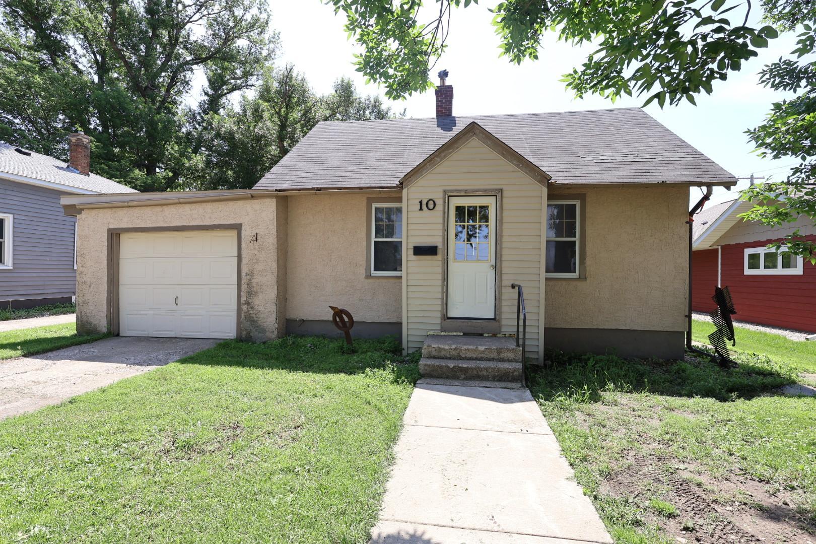 10 E 4th St Morris MN