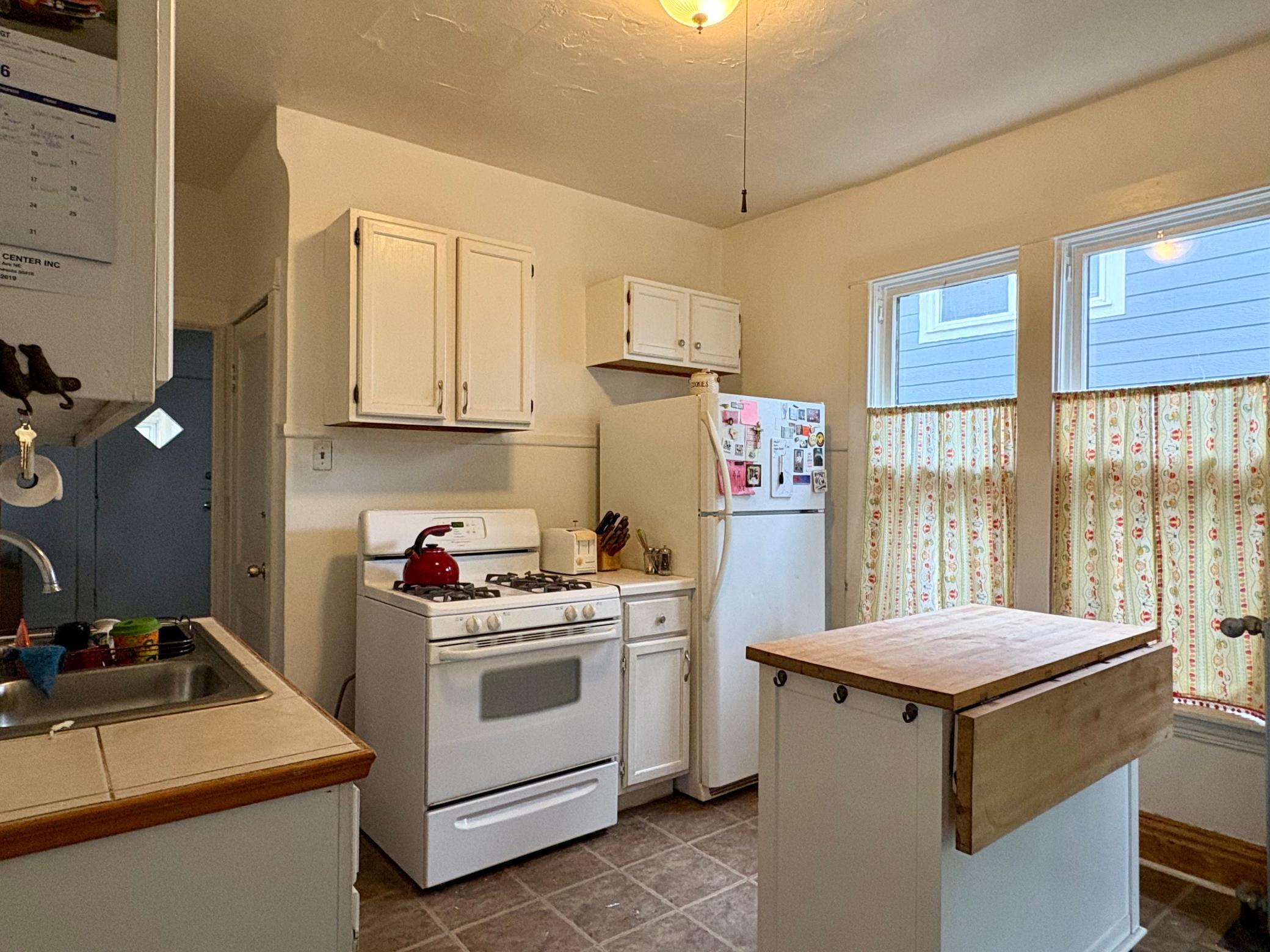 Large kitchen w/moveable island