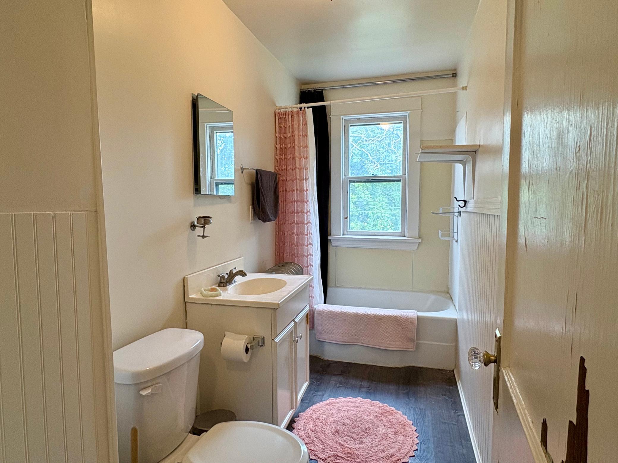 Upper level full bathroom