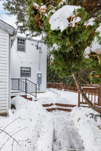 1589 Hillcrest Avenue, Saint Paul, MN 55116