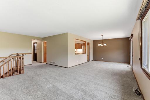 6-web-or-mls-3588-Grenadier-Pl-06.jpg
